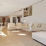 Extraordinary 7 Bdrm Villa W Pool, Gym, Cinema