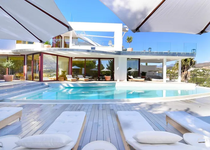 Extraordinary 7 Bdrm Villa W Pool, Gym, Cinema