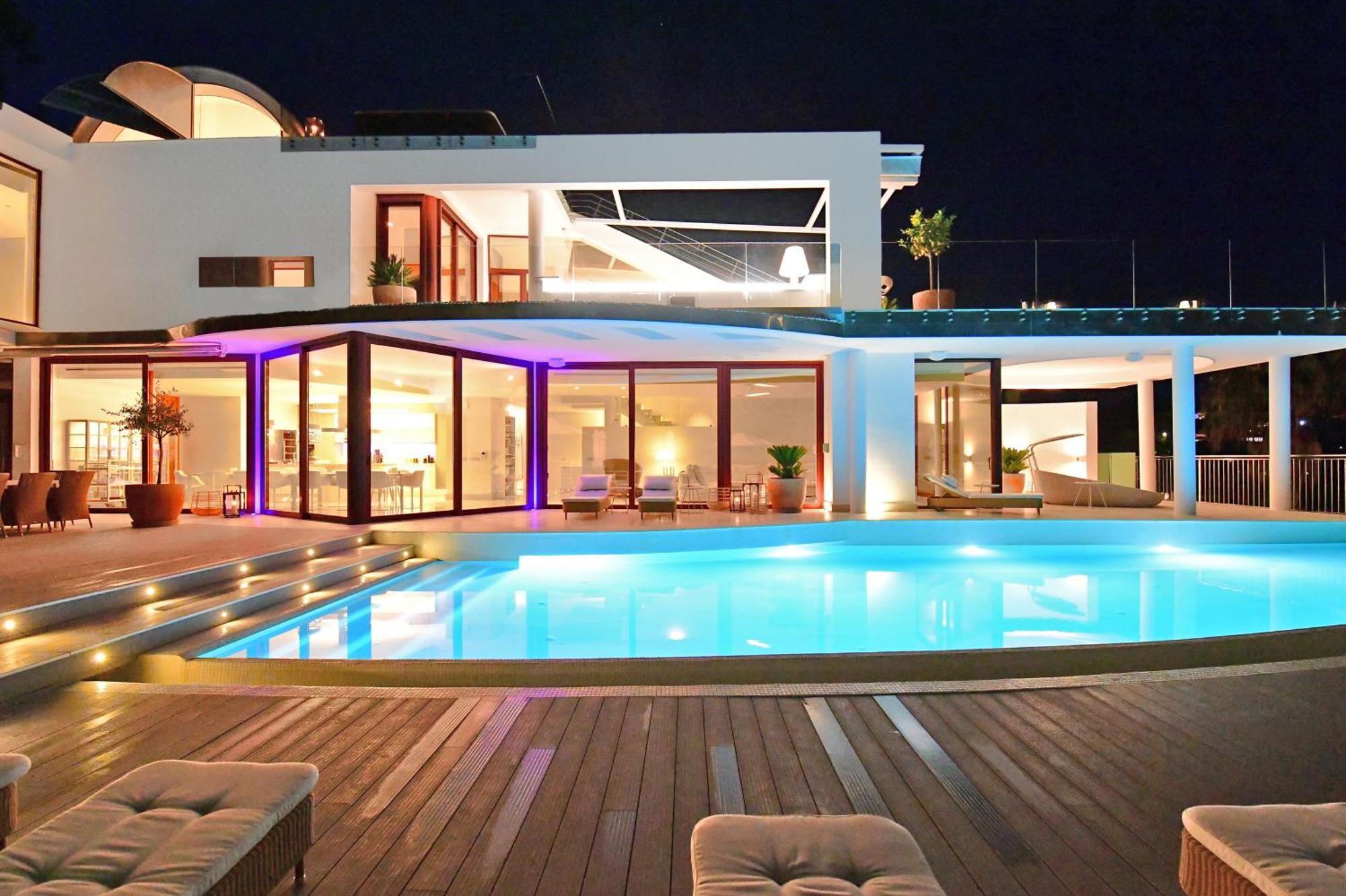 Extraordinary 7 Bdrm W Pool, Gym, Cinema