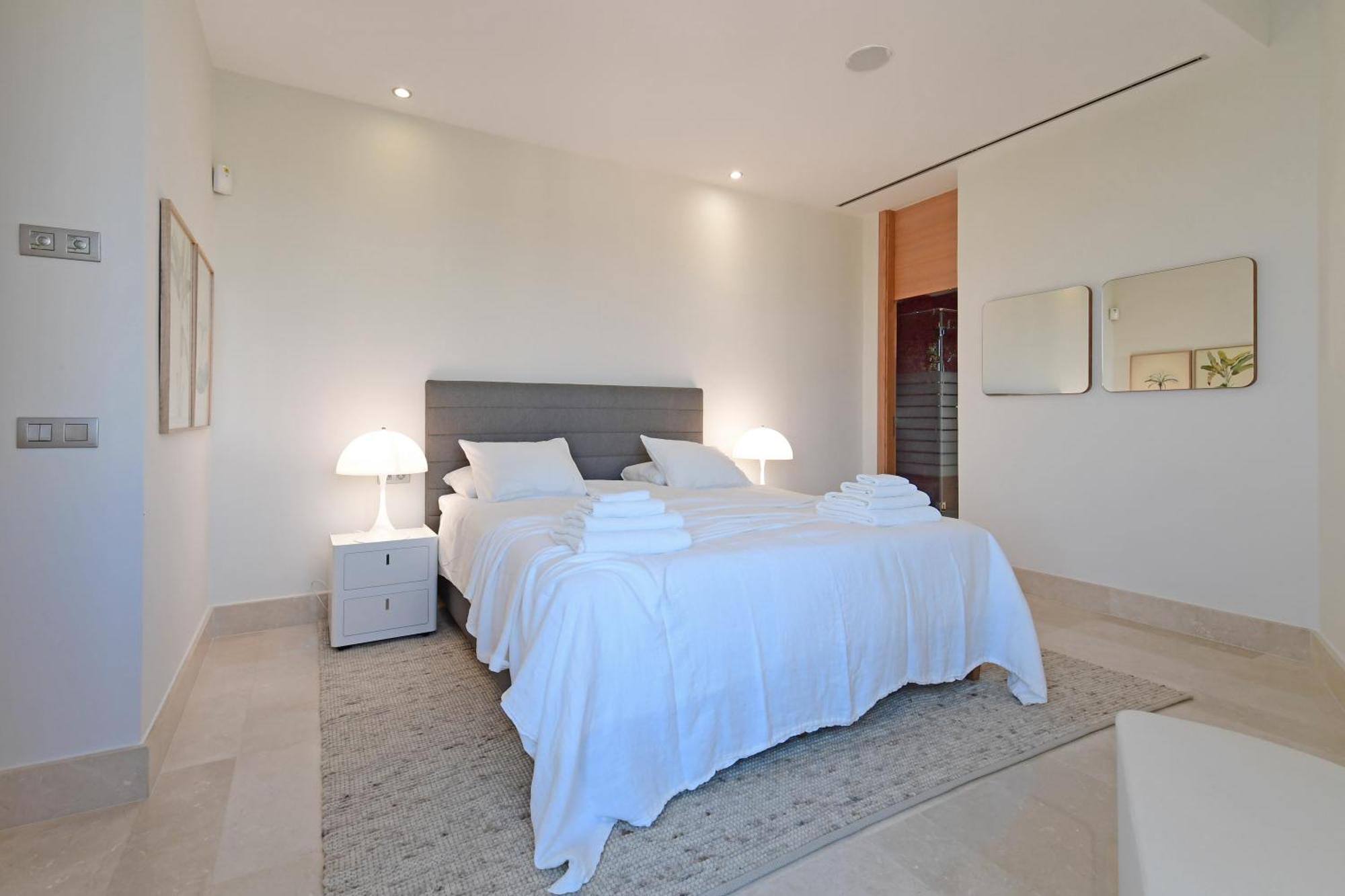 Extraordinary 7 Bdrm W Pool, Gym, Cinema *