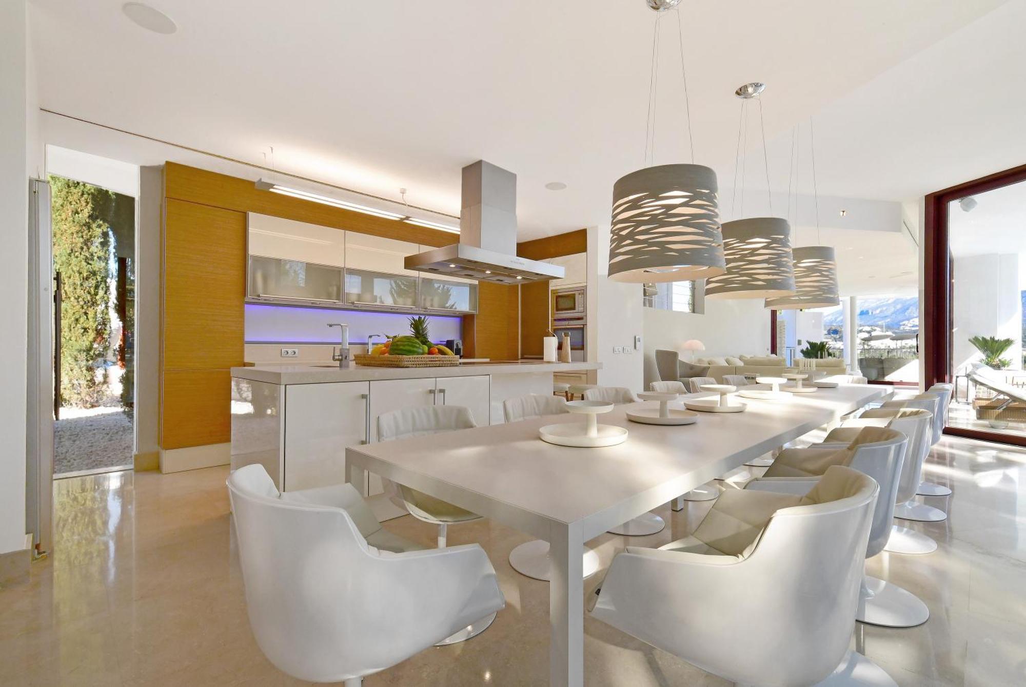 Extraordinary 7 Bdrm W Pool, Gym, Cinema