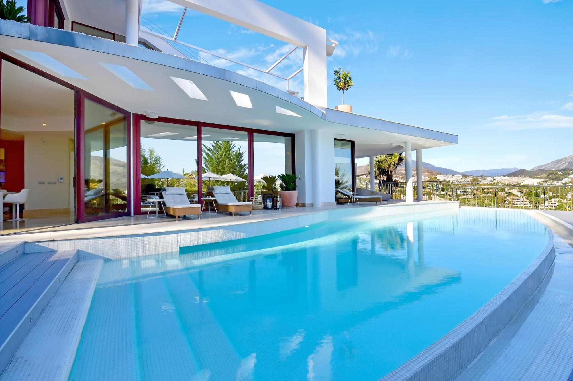 Extraordinary 7 Bdrm W Pool, Gym, Cinema *