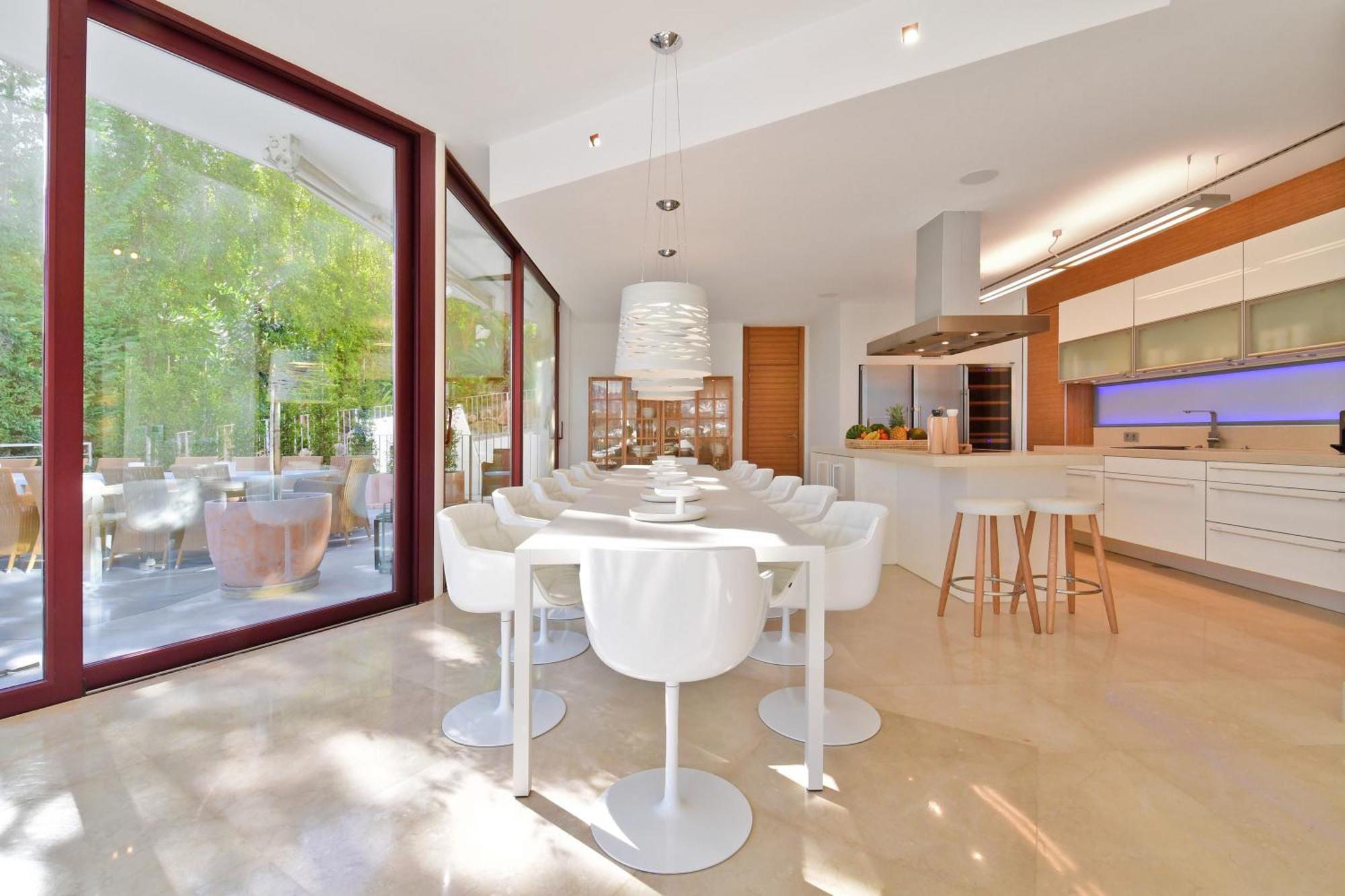 Extraordinary 7 Bdrm W Pool, Gym, Cinema *