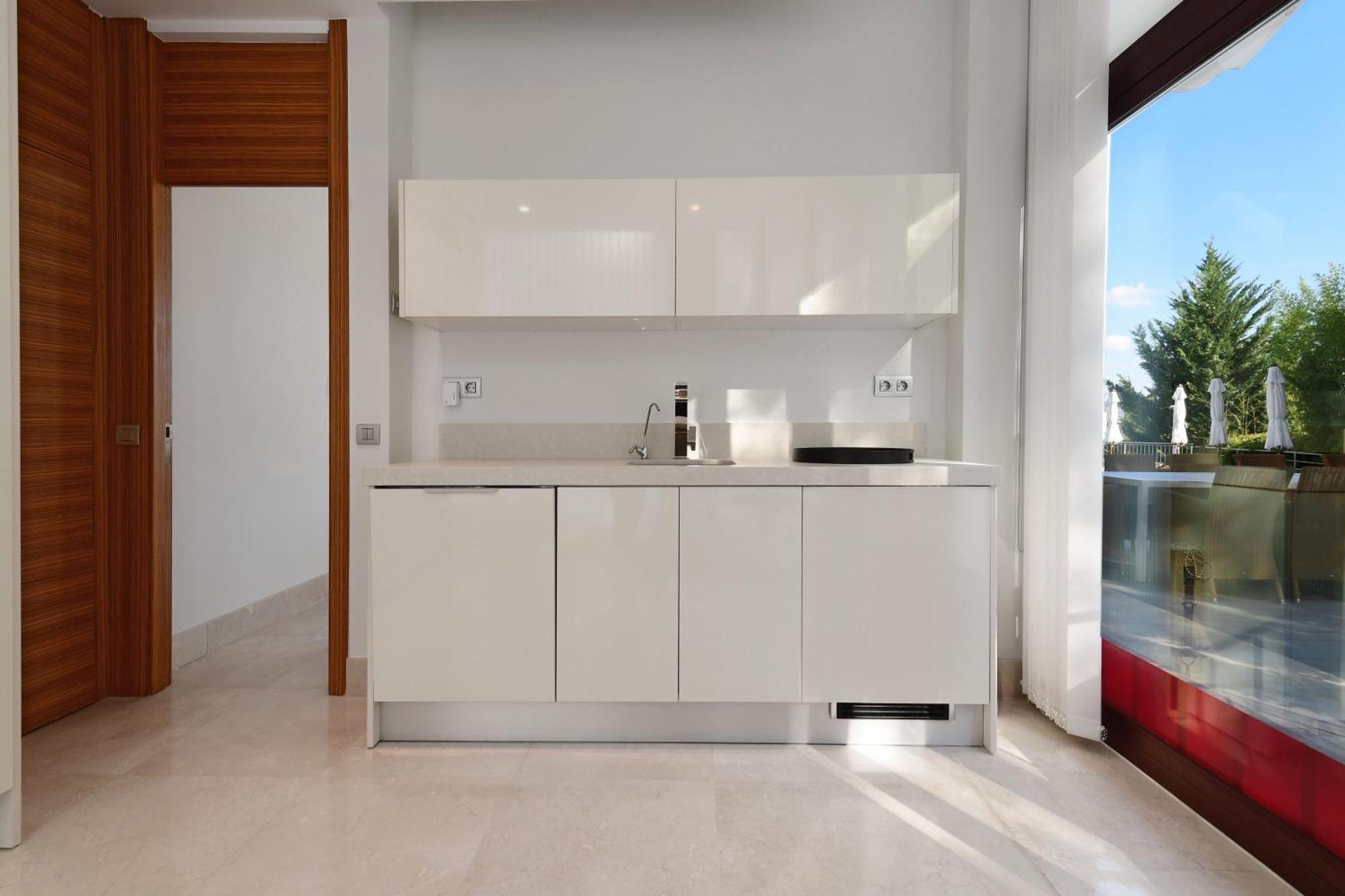 Extraordinary 7 Bdrm W Pool, Gym, Cinema